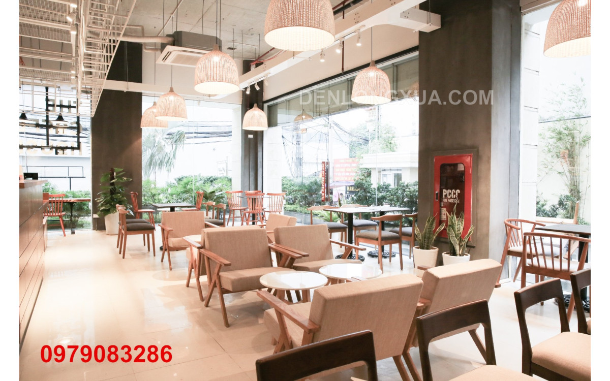 Một không gian cafe trang trí đèn chuông mây